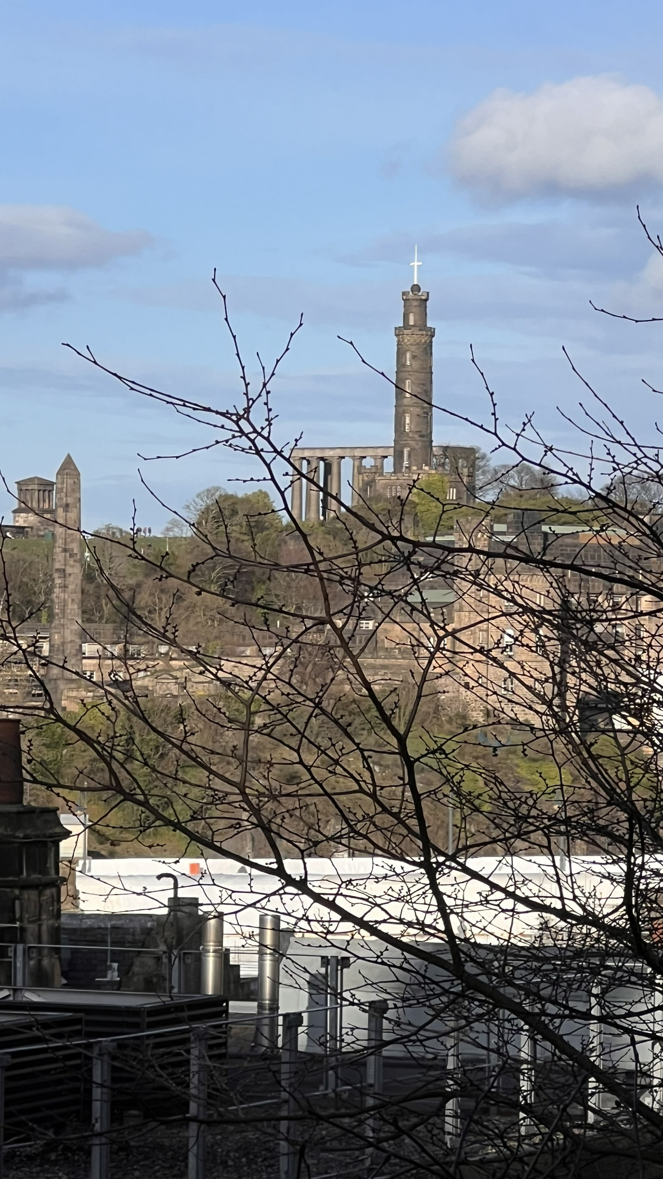 Vista desde Calton Hill en Edinburgh al atardecer, con el monumento de Nelson y el skyline de la ciudad